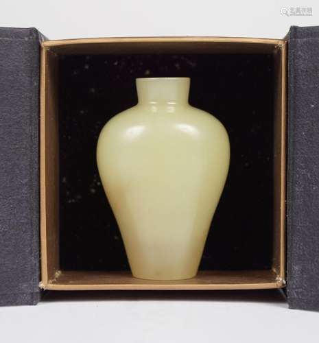 CHINESE CELADON JADE SNUFF BOTTLE