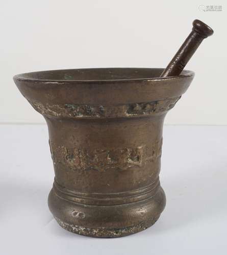 18TH-CENTURY BRONZE PESTLE AND MORTAR