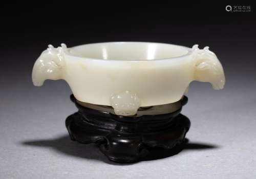 A JADE DOUBLE BEAST HEAD CUP