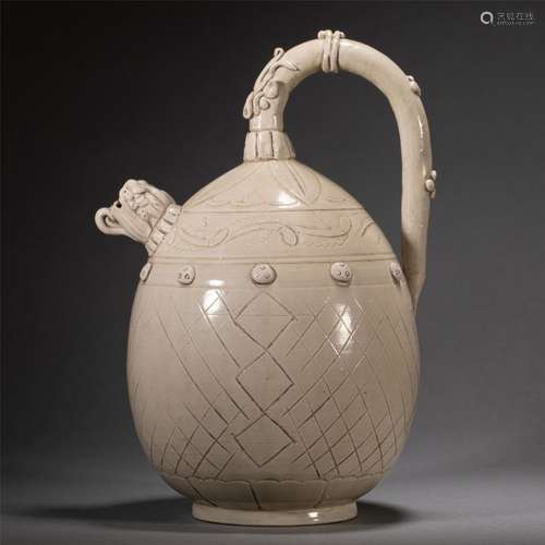 A DING STYLE GLAZED PORCELAIN EWER