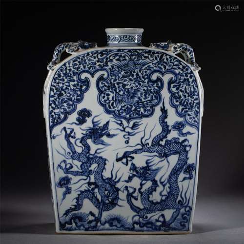 A BLUE AND WHITE DRAGON FLATTEN VASE