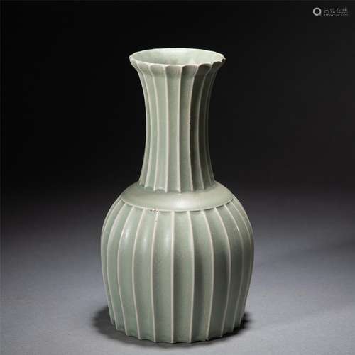 A CELADON GLAZE PORCELAIN VASE