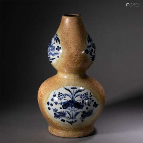 A BLUE AND WHITE DOUBLE-GOURD VASE
