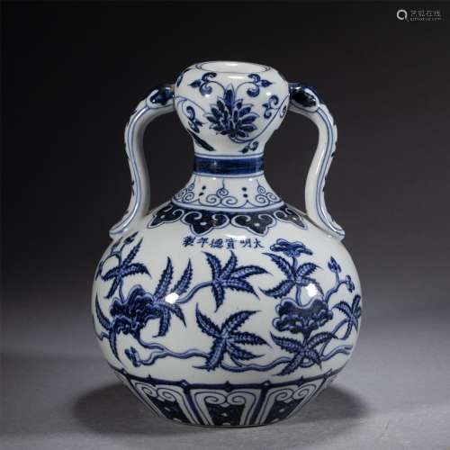 A BLUE AND WHITE PORCELAIN FLOWERS VASE