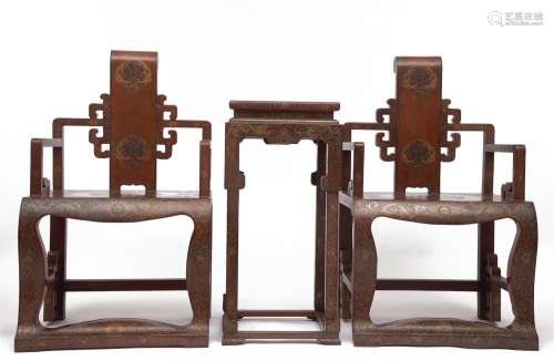 A SET OF CHAIRS AND TABLE
