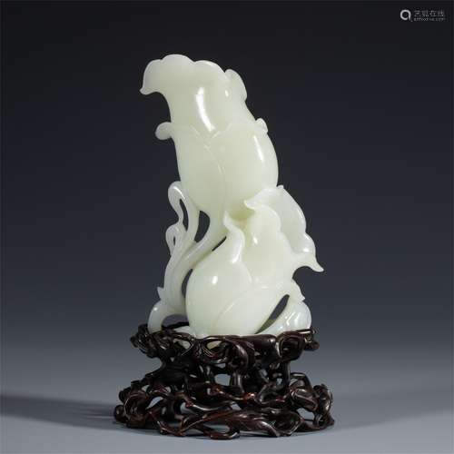 A CHINESE CARVED JADE DECORATION