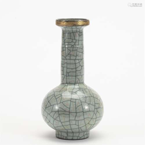 A CELADON CRACKED GLAZE PORCELAIN VASE