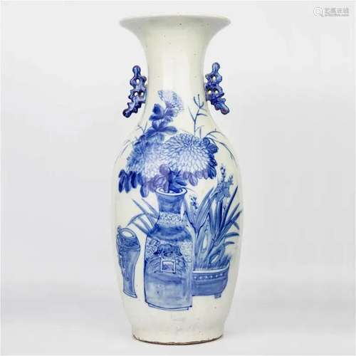 Blue and white vase, late Qing dynasty