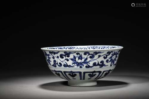 Blue and white flower bowl with dragon pattern before Ming D...