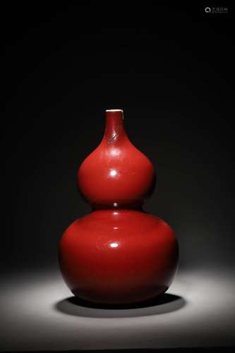 Red gourd vase for offering sacrifices to Emperor Qianlong o...