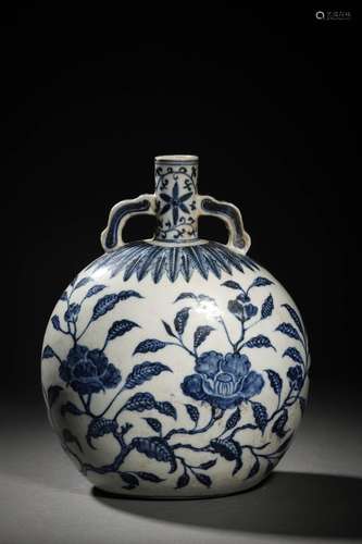 Ming Xuande blue and white flowers and fruits holding the mo...