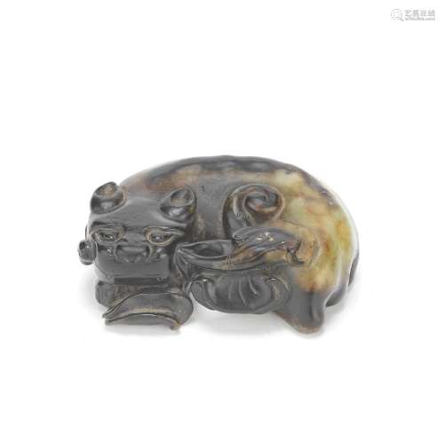 A BLACK AND PALE GREEN JADE CARVING OF A CAT 17th century