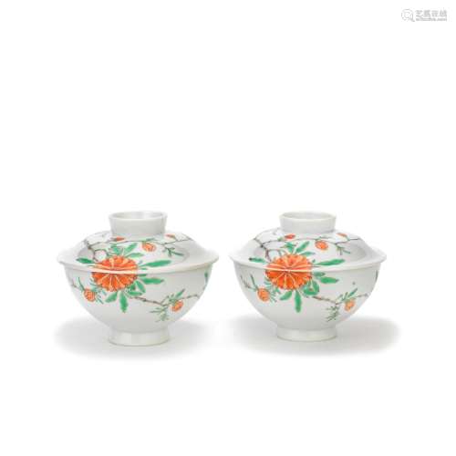 A PAIR OF FAMILLE VERTE FLORAL BOWLS AND COVERS Kangxi (4)