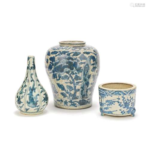 A GROUP OF THREE SWATOW WARES Late Ming Dynasty (3)