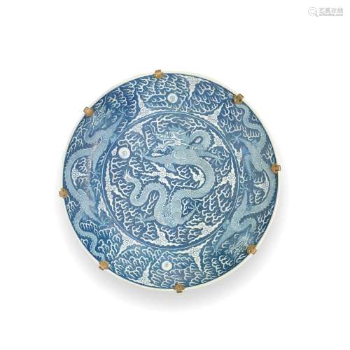 A MASSIVE BLUE AND WHITE 'DRAGON' CHARGER Chuxiugong four-ch...