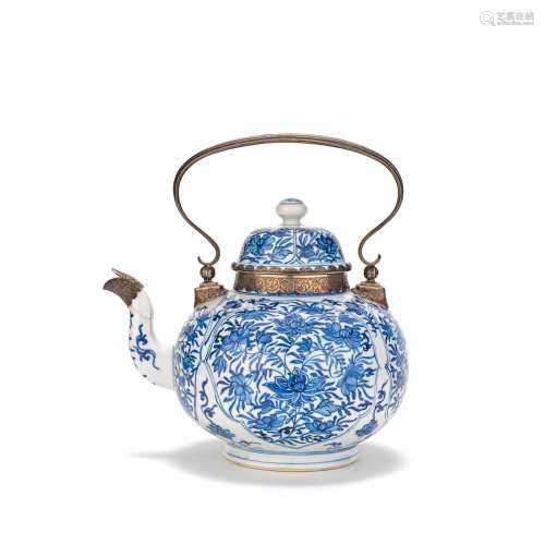 A LARGE BLUE AND WHITE TEAPOT AND COVER Kangxi (2)