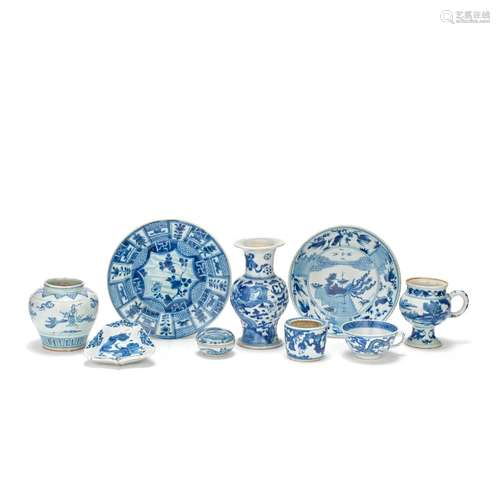 A VARIED GROUP OF BLUE AND WHITE WARES Ming/Qing dynasty (17...