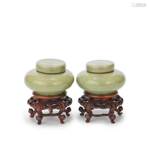 【Y】A PAIR OF CELADON GLAZED JARS AND COVERS 17th/18th Centur...
