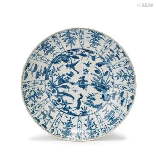 【*】A BLUE AND WHITE SWATOW DISH Late Ming Dynasty