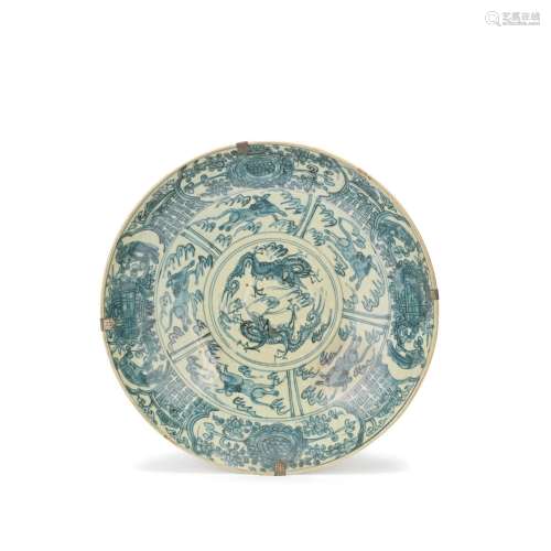 【*】A BLUE AND WHITE SWATOW CHARGER Late Ming Dynasty