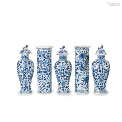 【*】A FIVE-PIECE BLUE AND WHITE GARNITURE 19th century (8)