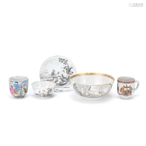 【*】A GROUP OF GRISAILLE AND FAMILLE ROSE CUPS, SAUCER AND BO...