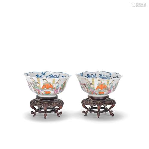 【*】A PAIR OF FAMILLE ROSE AND UNDERGLAZE BLUE LOBED BOWLS Qi...