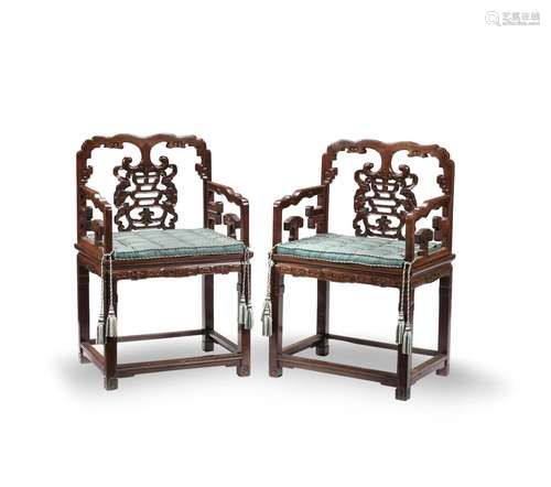 【TP】A PAIR OF HONGMU ARMCHAIRS 19th century (4)