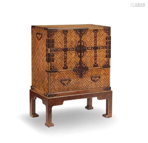 【TP】A JAPANESE MARQUETRY CABINET 19th/20th century