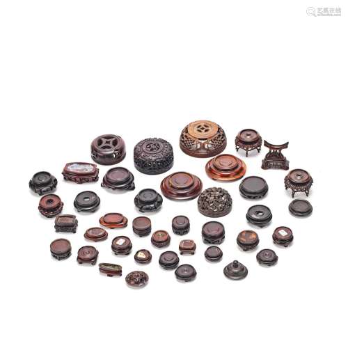 【Y】A COLLECTION OF MINIATURE WOOD STANDS AND COVERS Qing Dyn...
