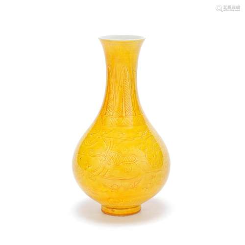 【†】A YELLOW-GLAZED 'PHOENIX' VASE 17th century