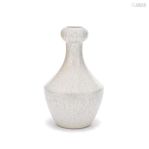 【*】A GE-TYPE GARLIC NECK VASE Yongzheng six-character seal m...