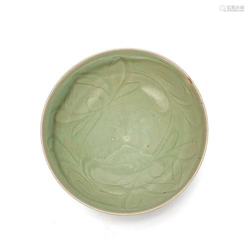 【*】A LONGQUAN CELADON GLAZED 'LOTUS' BOWL Song/Yuan Dynasty