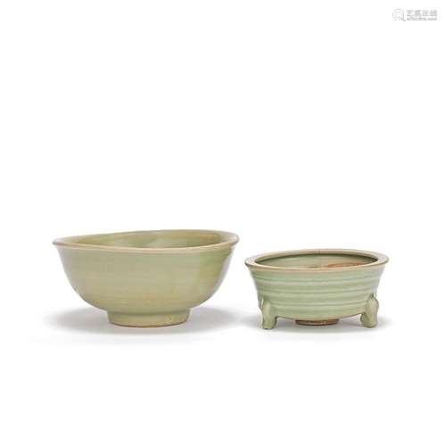 A LONGQUAN CELADON INCENSE BURNER AND BOWL Ming Dynasty (2)