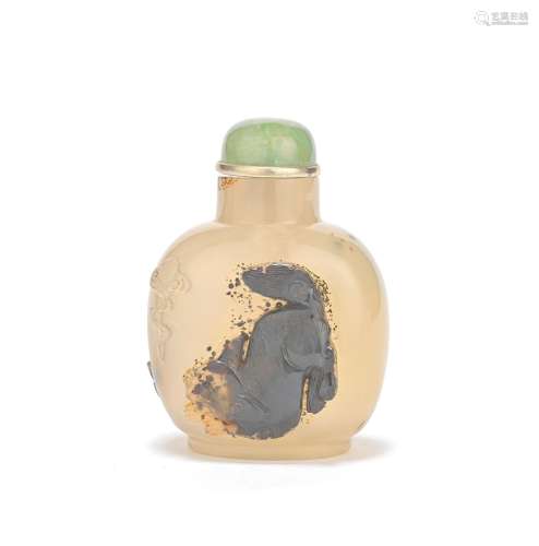 A CARVED CAMEO AGATE SNUFF BOTTLE 18th/19th century