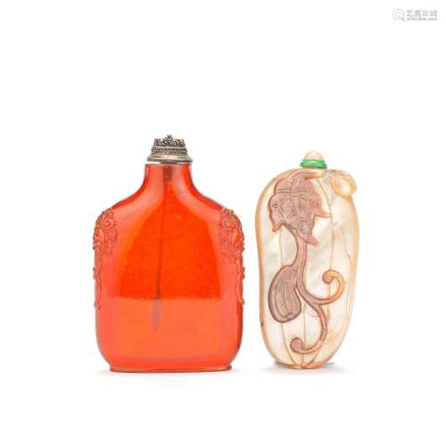 【Y】A MOTHER-OF-PEARL SNUFF BOTTLE AND AN AMBER SNUFF BOTTLE ...
