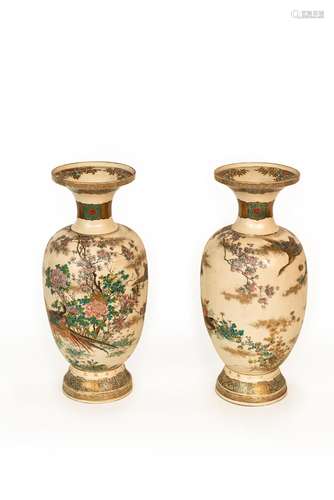 【*】A PAIR OF SATSUMA VASES Signed Kinkozan, Meiji Period (2)