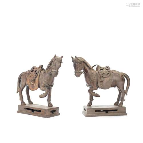 【*】A PAIR OF BRONZE MODELS OF HORSES 18th century (2)