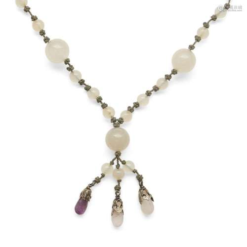 A Chinese agate beaded necklace<br />
<br />
Late Qing dynas...