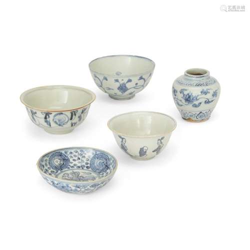 Four Chinese blue and white bowls and a jar<br />
<br />
Min...