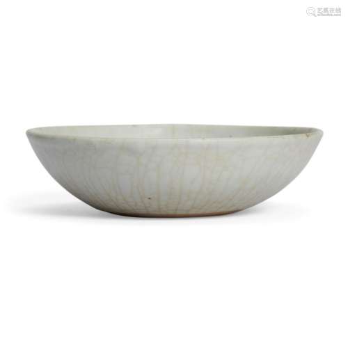 A Chinese Song-style crackle-glazed shallow bowl<br />
<br /...