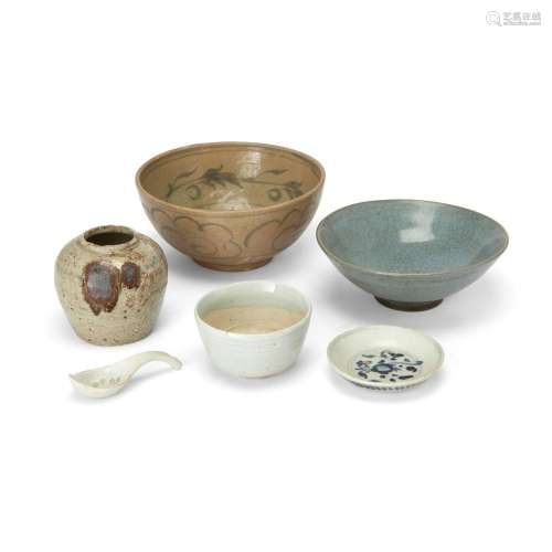 Six pieces of Chinese ceramics<br />
<br />
Ming - 20th cent...