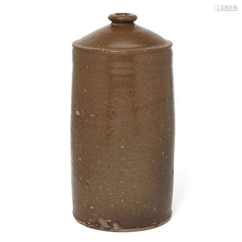 A Chinese Henan olive green-glazed cylindrical jar<br />
<br...
