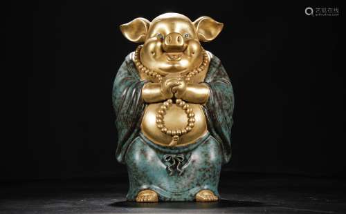 清雍正雕塑瓷石纹釉鎏金财富猪
