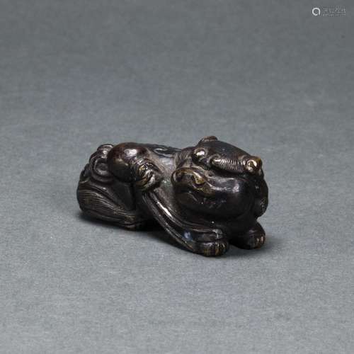 Chinese bronze 'lion' paperweight