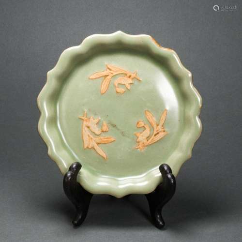 Chinese longquan celadon glazed foliated shaped dish
