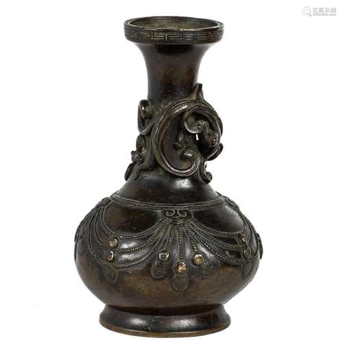 Chinese bronze 'dragon' vase