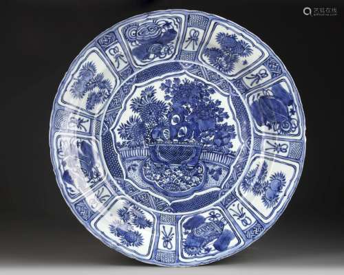 A LARGE CHINESE BLUE AND WHITE KRAAK PORCELAIN CHARGER, WANL...