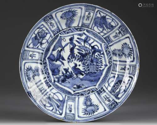 A CHINESE BLUE AND WHITE 'BIRDS' 'KRAAK PORCELAIN' DISH, WAN...