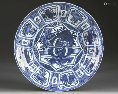A CHINESE BLUE AND WHITE KRAAK PORCELAIN' DISH, WANLI PERIOD...